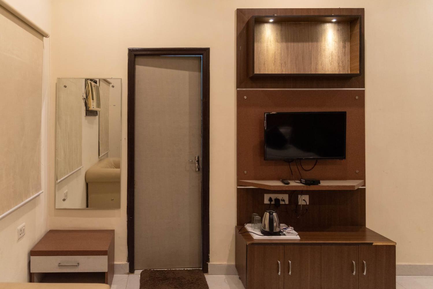 Maple Delite Hotel Lucknow Ngoại thất bức ảnh
